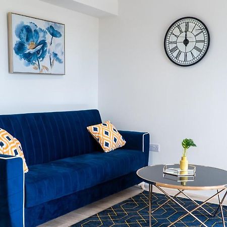 Lovely 2 Bed Penthouse In Loughton Central Location Appartement Buitenkant foto