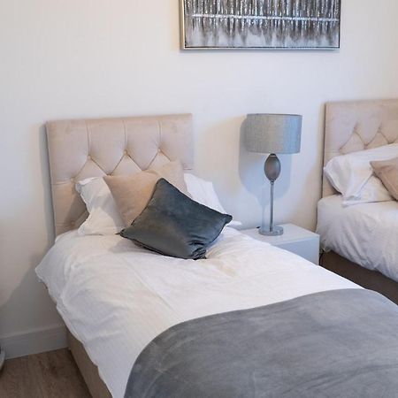 Lovely 2 Bed Penthouse In Loughton Central Location Appartement Buitenkant foto