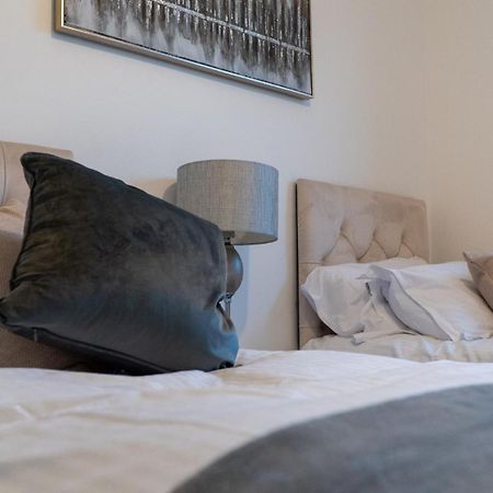 Lovely 2 Bed Penthouse In Loughton Central Location Appartement Buitenkant foto