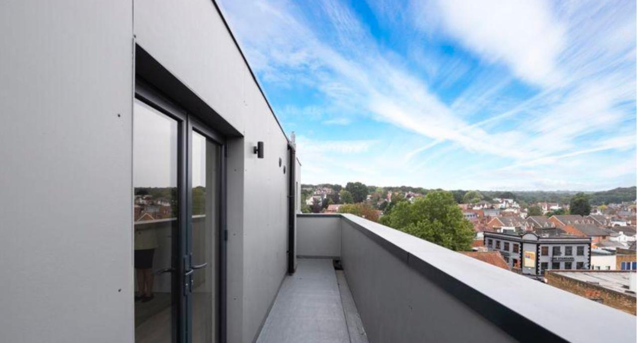 Lovely 2 Bed Penthouse In Loughton Central Location Appartement Buitenkant foto