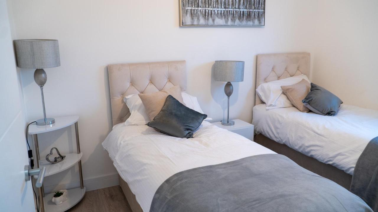 Lovely 2 Bed Penthouse In Loughton Central Location Appartement Buitenkant foto