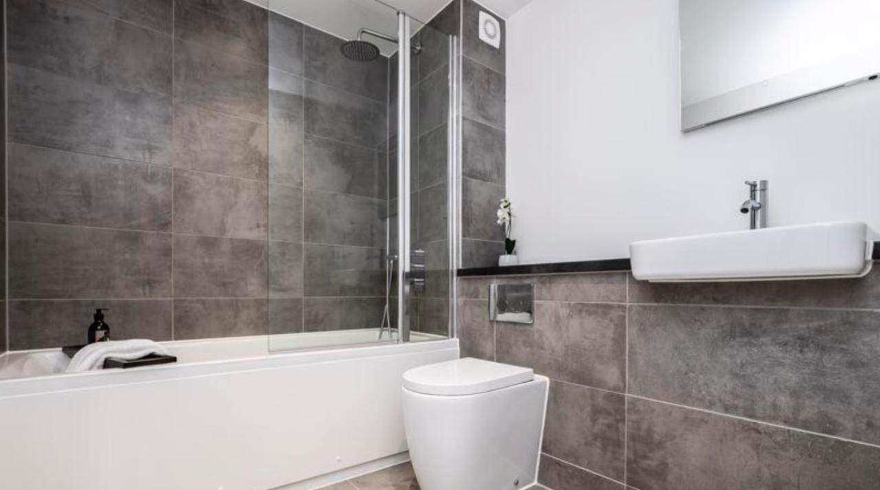 Lovely 2 Bed Penthouse In Loughton Central Location Appartement Buitenkant foto