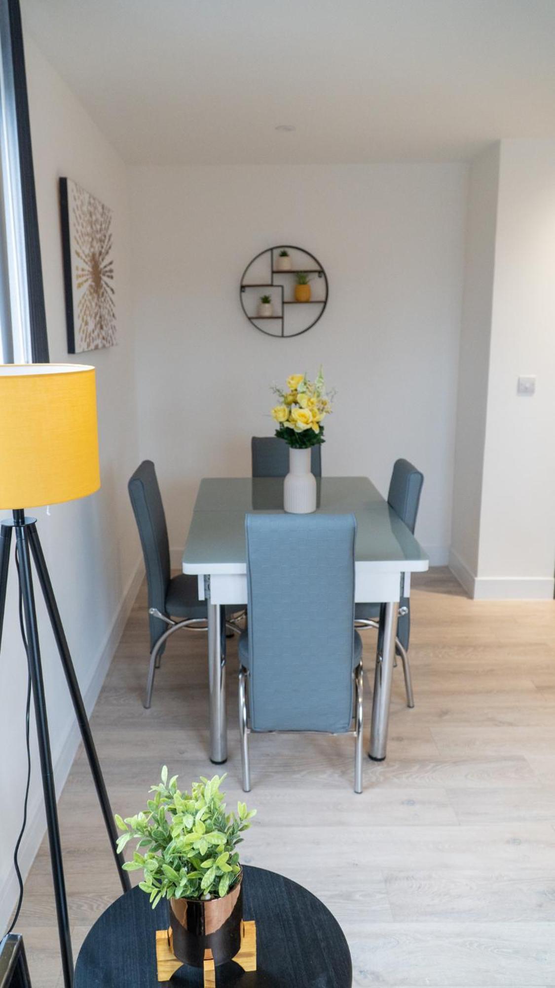 Lovely 2 Bed Penthouse In Loughton Central Location Appartement Buitenkant foto